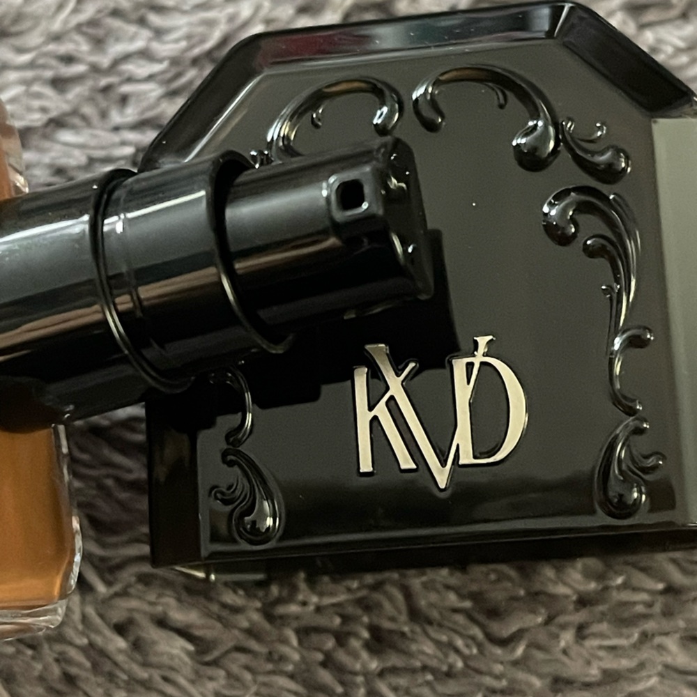 KVD Deep 094 GOOD APPLE FULL-COVERAGE FOUNDATION - Picture 5 of 5